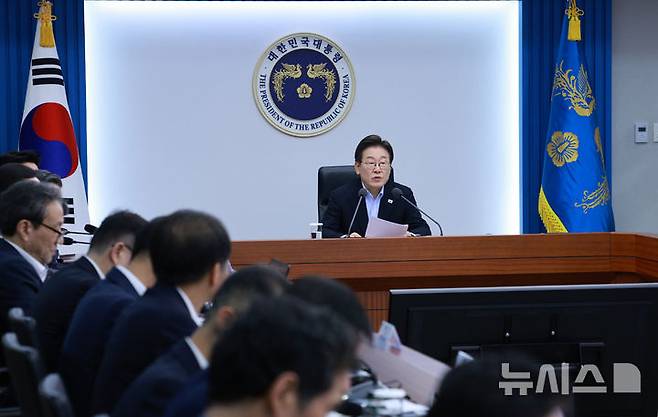 [서울=뉴시스] 고범준 기자 = 이재명 대통령이 31일 서울 용산 대통령실 청사에서 열린 제6차 수석보좌관회의에서 발언하고 있다. 2025.07.31. bjko@newsis.com