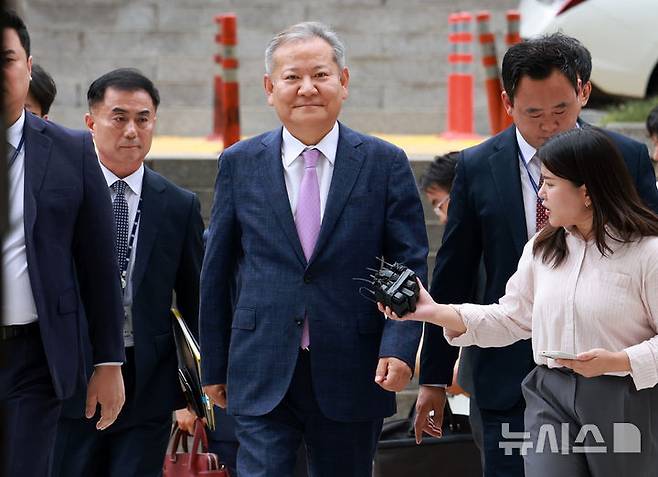 [서울=뉴시스] 이영환 기자 = 내란중요임무종사, 직권남용 권리행사방해, 위증 혐의를 받는 이상민 전 행정안전부 장관이 31일 오후 서울 서초구 서울중앙지방법원에서 열린 구속 전 피의자 심문(영장실질심사)에 출석하고 있다. 2025.07.31. 20hwan@newsis.com
