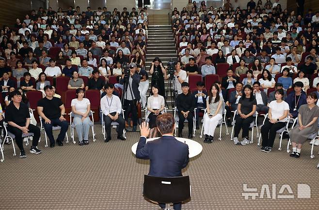 [세종=뉴시스] 강종민 기자 = 최휘영 문화체육관광부 장관이 31일 세종시 정부세종청사에서 취임식 후 직원들과 대화하고 있다. 2025.07.31. ppkjm@newsis.com