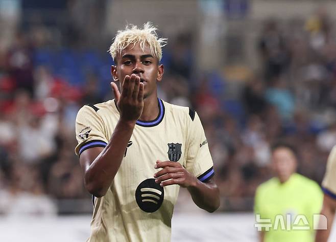 [서울=뉴시스] 김근수 기자 = 31일 서울 마포구 상암월드컵경기장에서 열린 FC 바르셀로나 2025 아시아 투어 FC 바르셀로나 대 FC서울의 경기, FC바르셀로나 라민 야말이 멀티골을 성공시키고 세리머니하고 있다. 2025.07.31. ks@newsis.com