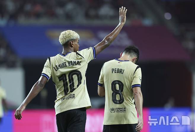 [서울=뉴시스] 김근수 기자 = 31일 서울 마포구 상암월드컵경기장에서 열린 FC 바르셀로나 2025 아시아 투어 FC 바르셀로나 대 FC서울의 경기, FC바르셀로나 라민 야말이 멀티골을 성공시키고 선수들과 기뻐하고 있다. 2025.07.31. ks@newsis.com