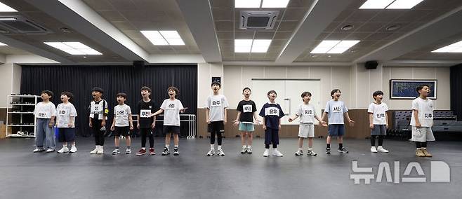 [서울=뉴시스] 김선웅 기자 = 31일 서울 서초구 신시컴퍼니 연습실에서 뮤지컬 '빌리 엘리어트' 파이널 오디션 - SHOW & TELL이 열려 최종 후보에 오른 지원자들이 연기를 선보이고 있다. 2025.07.31. mangusta@newsis.com