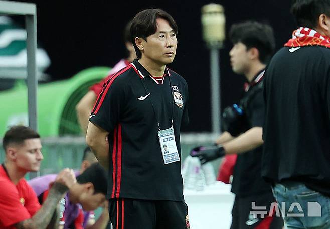 [서울=뉴시스] 이영환 기자 = 김기동 FC 서울 감독이 지난 2일 오후 서울 마포구 서울월드컵경기장에서 열린 2025 하나은행 코리아컵 8강 전북 현대 모터스와 FC 서울의 경기에서 그라운드를 바라보고 있다. 2025.07.02. 20hwan@newsis.com