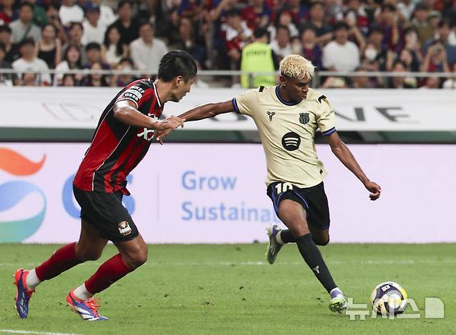 [서울=뉴시스] 김근수 기자 = 31일 서울 마포구 상암월드컵경기장에서 열린 FC 바르셀로나 2025 아시아 투어 FC 바르셀로나 대 FC서울의 경기, FC바르셀로나 라민 야말이 멀티골을 성공시키고 있다. 2025.07.31. ks@newsis.com