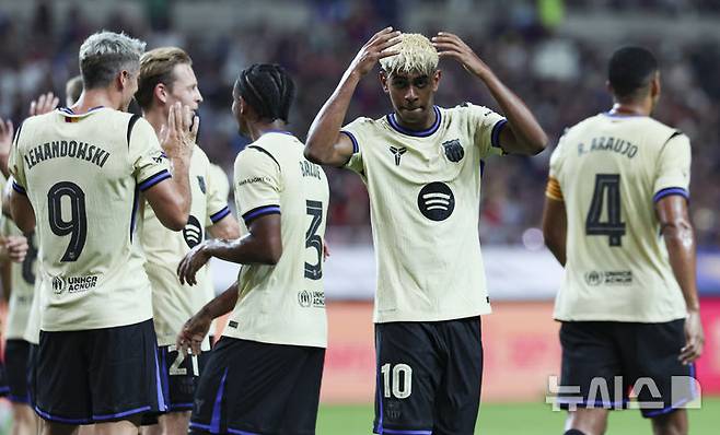 [서울=뉴시스] 김근수 기자 = 31일 서울 마포구 상암월드컵경기장에서 열린 FC 바르셀로나 2025 아시아 투어 FC 바르셀로나 대 FC서울의 경기, FC바르셀로나 라민 야말이 추가골을 넣고 기뻐하고 있다. 2025.07.31. ks@newsis.com