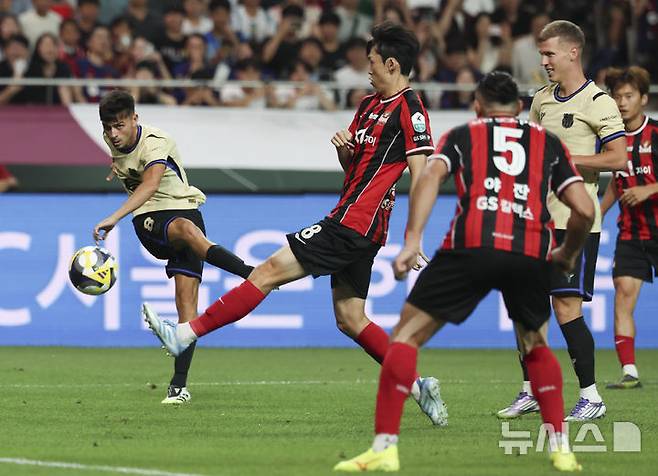 [서울=뉴시스] 김근수 기자 = 31일 서울 마포구 상암월드컵경기장에서 열린 FC 바르셀로나 2025 아시아 투어 FC 바르셀로나 대 FC서울의 경기에서 FC바르셀로나 페드리가 슛을 하고 있다. 2025.07.31. ks@newsis.com