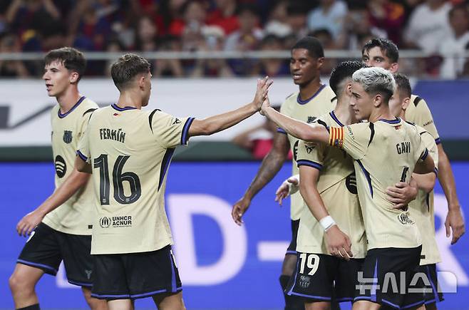 [서울=뉴시스] 김근수 기자 = 31일 서울 마포구 상암월드컵경기장에서 열린 FC 바르셀로나 2025 아시아 투어 FC 바르셀로나 대 FC서울의 경기에서 FC바르셀로나 가비가 팀의 여섯번째 골을 넣고 기뻐하고 있다. 2025.07.31. ks@newsis.com