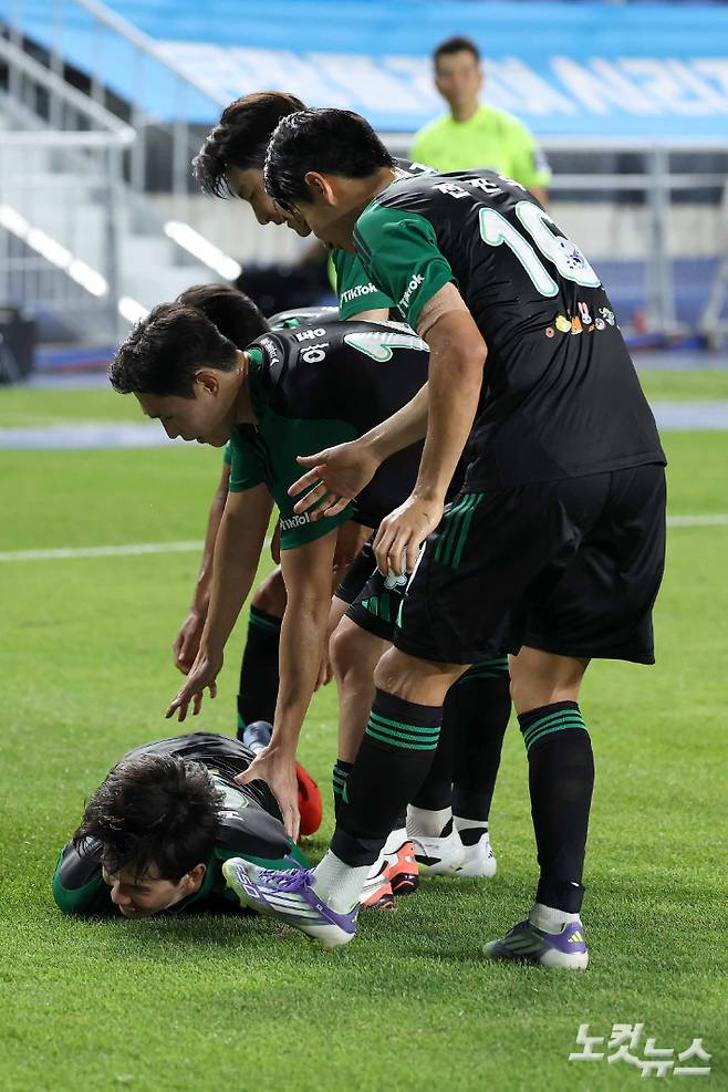 30일 수원월드컵경기장에서 열린 2025 쿠팡플레이 시리즈 팀 K리그와 뉴캐슬 유나이티드의 경기. 팀K리그 김진규가 팀의 첫 번째 골을 성공시킨 뒤 기뻐하고 있다. 수원=박종민 기자