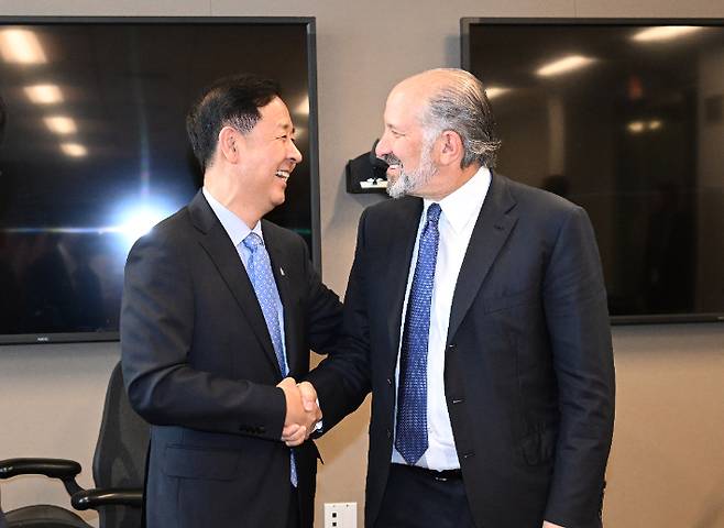 한-미 통상협의차 미국 워싱턴D.C.를 방문 중인 구윤철 경제부총리 겸 기획재정부 장관이 7월 29일(현지시간) 김정관 산업통상자원부장관 및 여한구 통상교섭본부장과 함께 미국 상무부에서 하워드 러트닉 상무장관과 통상협의에 앞서 악수하며 인사하고 있다. 기획재정부 제공