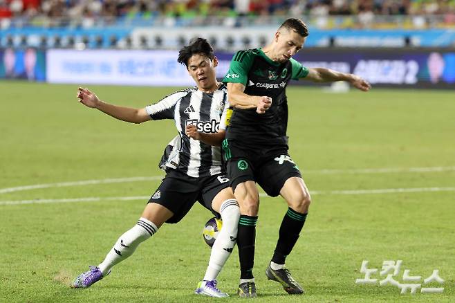 The 2025 Kupang Play Series Team K -League and Newcastle United match at the Suwon World Cup Stadium on the 30th. Newcastle Park Seung -soo is fighting. Suwon = Park Jong -min