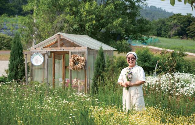 오금옥 ‘봄과 로라의 치유농장’ 대표는 직접 설계하고 가꾼 정원에서 다양한 대상자들과 교류하며 치유 서비스를 제공하고 있다.