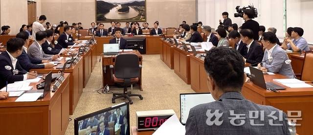 국회 농림축산식품해양수산위원회가 7월29일 전체회의를 열고 ‘양곡관리법 개정안’ ‘농수산물 유통 및 가격안정에 관한 법률 개정안’ 등을 의결하고 있다.