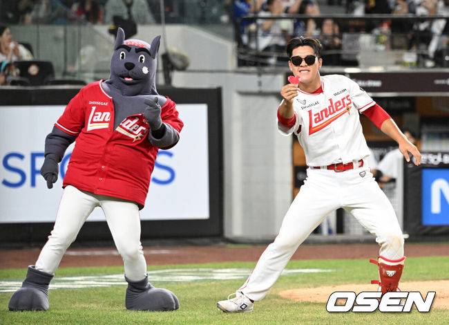 [OSEN=대전, 이대선 기자] 11일 오후 대전 한화생명볼파크에서 'KBO 올스타 프라이데이' 퓨처스 올스타전이 열렸다. 퓨처스 올스타전 경기는 남부리그(상무, KT, 삼성, NC, 롯데, KIA)와 북부리그(한화, SSG, LG, 두산, 고양) 대표로 나선 총 48명의 선수가 치열한 승부를 펼친다. 7회말 북부리그 올스타 이율예가 댄스 퍼포먼스를 펼치고 있다. 2025.07.11 /sunday@osen.co.kr