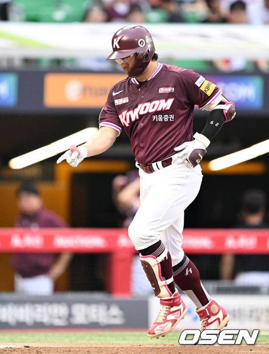 [OSEN=인천, 이대선 기자] 30일 오후 인천 SSG랜더스필드에서 2025 신한 SOL Bank KBO리그 SSG 랜더스와 키움 히어로즈의 경기가 열렸다.SSG는 문승원, 키움은 정현우를 선발 투수로 내세웠다.3회초 무사 1,2루에서 키움 임지열이 좌중월 스리런 홈런을 치고 홈에서 환호하고 있다. 2025.07.30 /sunday@osen.co.kr