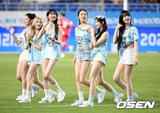 [OSEN=수원, 지형준 기자] 30일 오후 수원월드컵경기장에서 2025 쿠팡플레이 시리즈 팀 K리그와 프리미어리그의 명문 클럽 뉴캐슬 유나이티드의 경기가 열렸다.뉴캐슬의 한국 방문은 창단 133년 만에 처음이다. 국내에서 뉴캐슬의 인지도는 상대적으로 낮은 편이지만, 최근 박승수의 영입으로 주목받고 있다. 뉴캐슬은 팀 K리그와 경기에 이어 8월 3일 서울월드컵경기장에서 토트넘 홋스퍼와 경기를 치른다.경기에 앞서 아이브가 시축을 마치고 전광판을 바라보며 즐거워하고 있다. 2025.07.30 / jpnews@osen.co.kr