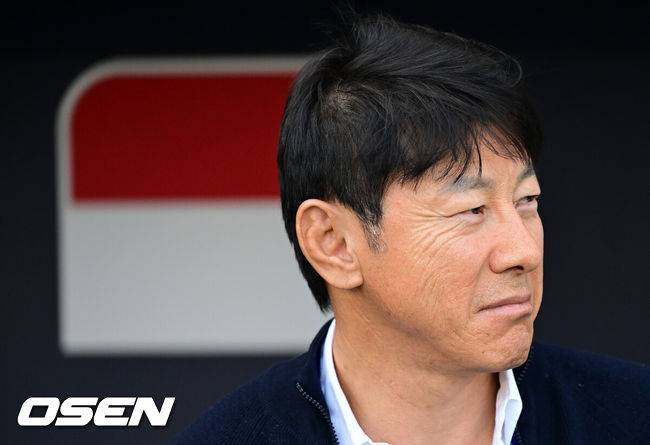 [OSEN=도하(카타르), 지형준 기자] 사상 첫 아시안컵 16강' 기적을 썼던 인도네시아&nbsp;신태용 감독의 매직이 끝났다.&nbsp;신태용 감독이 이끄는 인도네시아는 28일 오후 8시 30분(이하 한국시간) 자심 빈 하마드 스타디움에서 호주와 2023 아시아축구연맹(AFC) 카타르 아시안컵 16강전을 치러 0-4로 패했다.&nbsp;인도네시아 신태용 감독이 경기를 준비하고 있다. 2024.01.28 / jpnews.osen.co.kr