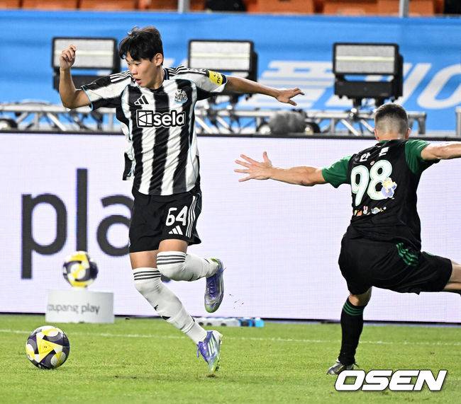 [OSEN=수원, 지형준 기자] 30일 오후 수원월드컵경기장에서 2025 쿠팡플레이 시리즈 팀 K리그와 프리미어리그의 명문 클럽 뉴캐슬 유나이티드의 경기가 열렸다.뉴캐슬의 한국 방문은 창단 133년 만에 처음이다. 국내에서 뉴캐슬의 인지도는 상대적으로 낮은 편이지만, 최근 박승수의 영입으로 주목받고 있다. 뉴캐슬은 팀 K리그와 경기에 이어 8월 3일 서울월드컵경기장에서 토트넘 홋스퍼와 경기를 치른다.후반 뉴캐슬 박승수가 팀 K리그 안톤을 제치고 있다. 2025.07.30 / jpnews@osen.co.kr