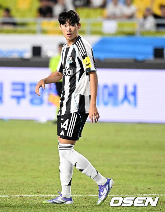 [OSEN=수원, 지형준 기자] 팀 K리그가 '프리미어리그 명문' 뉴캐슬 유나이티드를 꺾으며 한국 축구의 자존심을 보여줬다. 박승수(18)도 열흘 만에 돌아온 수원월드컵경기장에서 짧게나마 뉴캐슬 비공식 데뷔전을 소화했다.팀 K리그는 30일 오후 8시 수원월드컵경기장에서 열린&nbsp;'2025 쿠팡플레이 시리즈' 1경기에서 뉴캐슬 유나이티드를 상대로 1-0 승리를 거뒀다.&nbsp;이로써 필승을 다짐했던 팀 K리그는 뉴캐슬을 상대로 저력을 증명하며 바라던 바를 이뤘다. 반면 뉴캐슬은 친선경기이긴 하지만, 3연패에 빠지며 아쉬움을 남겼다.후반 뉴캐슬 박승수가 경기를 펼치고 있다. 2025.07.30 / jpnews@osen.co.kr