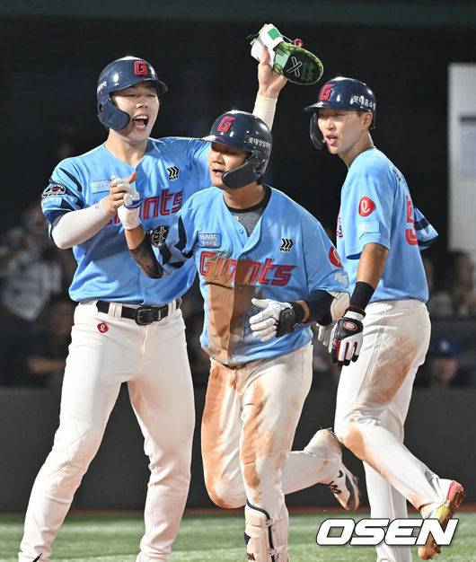 [OSEN=부산, 이석우 기자] 31일 부산 사직야구장에서 2025 신한 SOL 뱅크 KBO 리그 롯데 자이언츠와 NC 다이노스의 경기가 열렸다. 홈팀 롯데는 데이비슨이, 방문팀 NC는 김녹원이 선발 출전했다.롯데 자이언츠 손호영이 3회말 2사 만루 좌월 만루 홈런을 치고 하이파이브를 하고 있다. 2025.07.31 / foto0307@osen.co.kr