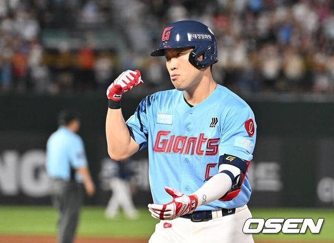 [OSEN=부산, 이석우 기자] 31일 부산 사직야구장에서 2025 신한 SOL 뱅크 KBO 리그 롯데 자이언츠와 NC 다이노스의 경기가 열렸다. 홈팀 롯데는 데이비슨이, 방문팀 NC는 김녹원이 선발 출전했다.롯데 자이언츠 전준우가 8회말 2사 2루 좌익수 앞 1타점 안타를 치고 세리머니를 하고 있다. 2025.07.31 / foto0307@osen.co.kr