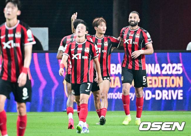 [OSEN=서울월드컵경기장, 박준형 기자] 31일 오후 서울월드컵경기장에서 바르셀로나와 FC서울의 FC바르셀로나 2025 아시아 투어 에디션 한국 경기가 진행됐다.한지 플릭 감독이 이끄는 바르셀로나는 로베르트 레반도프스키를 필두로 하피냐, 다니 올모, 라민 야말이 공격진을, 중원에는 페드리, 프렌키 더 용이 구성하며, 포백은 알레한드로 발데, 로날드 아라우호, 파우 쿠바르시, 쥘 쿤데가 이룬다. 마지막으로 골문은 후안 가르시아가 지킨다.김기동 감독이 지휘하는 서울은 조영욱이 원톱으로 나서고, 문선민, 린가드, 안데르손이 지원 사격한다. 미드필드는 이승모, 정승원이 책임지고, 수비는 김진수, 정태욱, 야잔, 박수일이 구성한다. 골키퍼 장갑은 강현무가 착용한다.전반 FC서울 야잔이 동점골을 넣고 동료들과 기뻐하고 있다. 2025.07.31 / soul1014@osen.co.kr