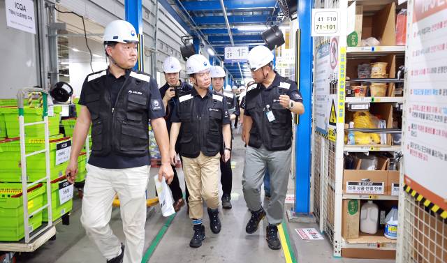 ▲김영훈 고용노동부 장관이 30일 경기 화성시 쿠팡 동탄물류센터를 불시 방문, 폭염 속 노동자들의 작업 및 휴식 환경을 점검하고 있다. ⓒ연합뉴스