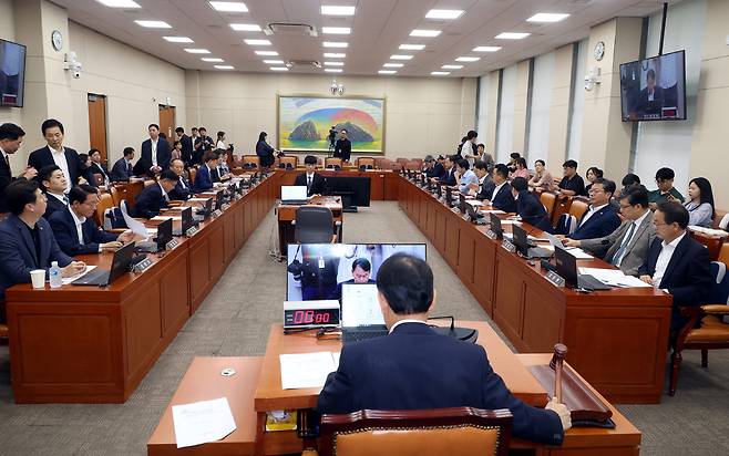 윤한홍 국회 정무위원회 위원장이 30일 오후 서울 여의도 국회에서 열린 정무위원회 전체회의에서 의사봉을 두드리고 있다. 이날 정무위에서는 산은법·자본시장법 개정안 등 법안심사소위원회를 통과한 법안들을 처리할 예정이다.&nbsp; 뉴시스