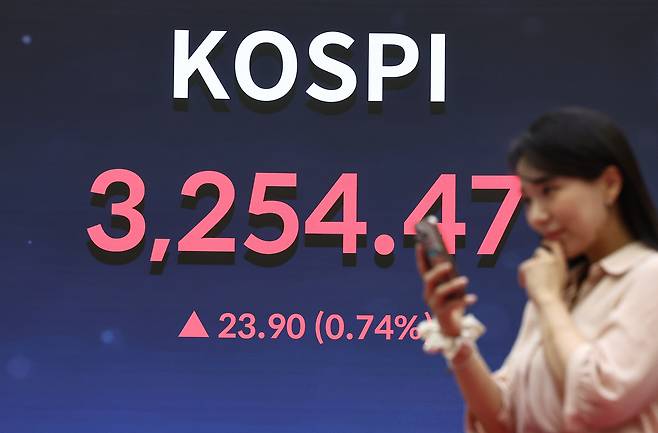 지난 30일 서울 영등포구 한국거래소 전광판에 증시 종가가 표시되고 있다. 이날 코스피는 전 거래일 대비 23.90포인트(0.74%) 상승한 3254.47, 코스닥은 0.78포인트(0.10%) 하락한 803.67으로 장을 마쳤다. 뉴스1