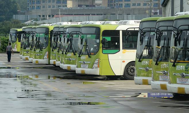 전북 전주시 완산구의 한 버스회사 차고지에 버스들이 주차되어 있다.뉴시스