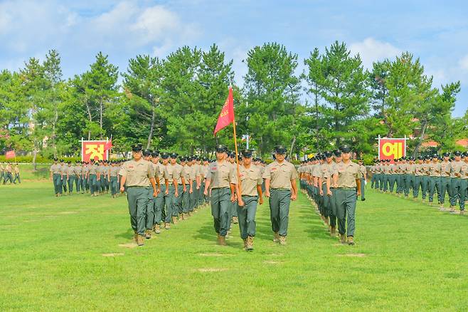 31일 신병 1319기 해병들이 수료식을 위해 해병대 교육훈련단 연병장으로 입장하고 있다.