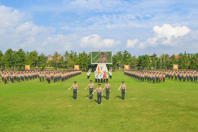 31일 해병대 교육훈련단 연병장에서 해병대 신병 1319기 수료식이 거행되고 있다. 해병대 교육훈련단 제공