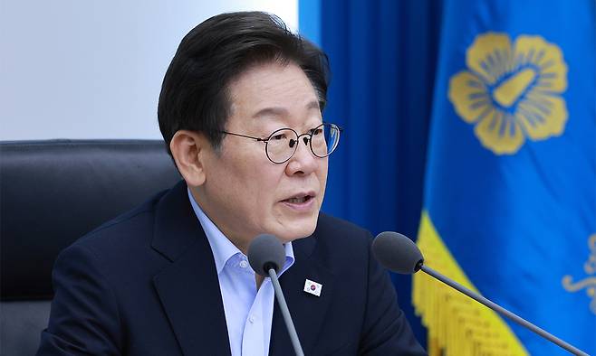 이재명 대통령이 31일 서울 용산 대통령실 청사에서 열린 6차 수석·보좌관 회의를 주재하고 있다. 대통령실통신사진기자단