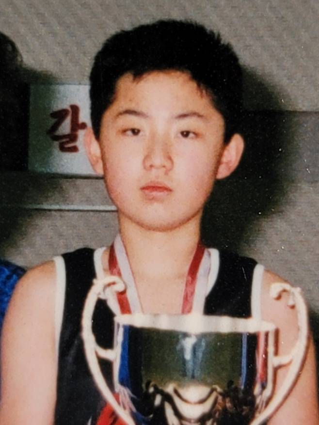 13세 ‘농구 소년’ 김정은… “키 작아 운동 시작” - 김정은 북한 국무위원장이 ‘농구 소년’이었던 10대 시절의 사진이 30일 최초 공개됐다. 정성장 세종연구소 부소장은 저서 ‘우리가 모르는 김정은’의 일본어판에 이 사진을 공개하며, 김 위원장이 13세이던 1994년 1월 스위스 유학 중 잠시 귀국해 친형 김정철 등과 농구를 함께 한 뒤의 모습이라고 설명했다. 미국으로 망명한 김 위원장의 이모부인 리강씨에 따르면 김 위원장은 어릴 때 키가 작아 농구를 시작했다고 한다. 리씨는 또한 “김정은이 농구를 못 하게 되면서 살이 찐 것 같다”는 언급을 했다고 정 부소장은 전했다. 정성장 세종연구소 부소장 제공