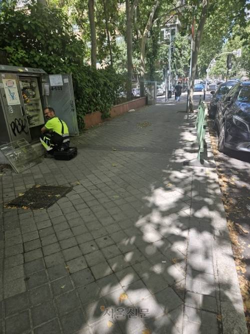 스페인이 4·28 대정전 사태를 겪은 이후 전력망 안정성 강화에 총력을 기울이고 있다. 사진은 스페인의 한 민간 전력회사 직원이 마드리드 시내의 한 변전기를 점검하고 있는 모습.  마드리드 장진복 기자