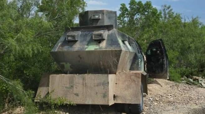 멕시코군이 발견한 마약 카르텔의 장갑차. 멕시코 군 제공