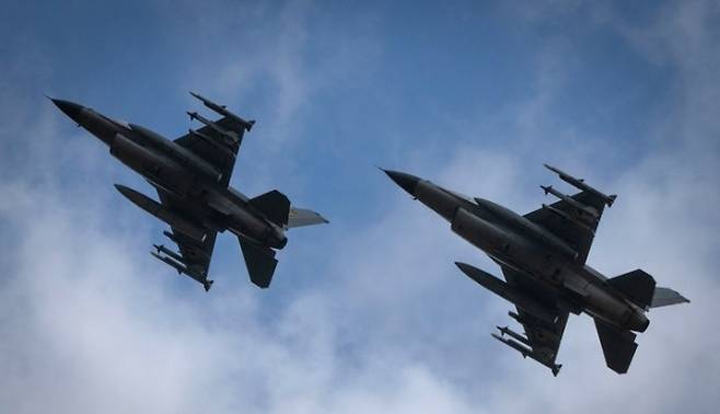 우크라이나 공군이 운용하는 F-16 전투기.  AP 연합뉴스