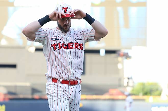 KIA 타이거즈 패트릭 위즈덤이 29일 광주 기아챔피언스필드에서 열린 2025 KBO리그 정규시즌 두산 베어스와의 홈 경기에서 실책을 범한 뒤 아쉬워하고 있다. KIA 타이거즈 제공