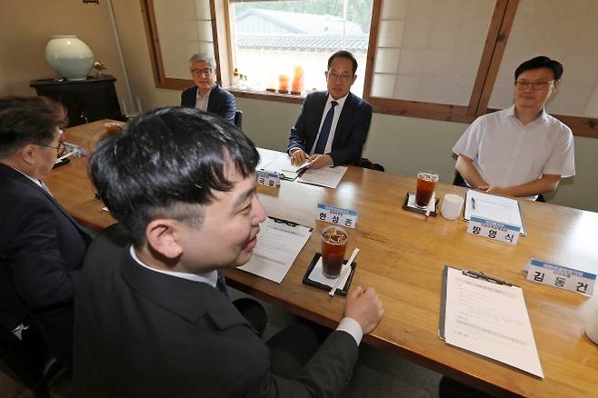 김국일(오른쪽 두 번째) 보건복지부 보건의료정책관과 한성존(왼쪽 두 번째) 대한전공의협의회 비상대책위원장이 31일 오전 서울 중구 달개비에서 열린 수련협의체 제2차 회의 시작을 기다리고 있다. 뉴시스