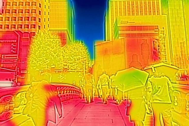 청계천 일대에서 열화상카메라로 바라본 도심. 뉴스1