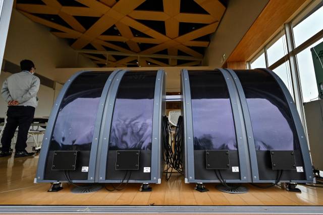 일본 후쿠시마현 오쿠마 시청에 전시된 페로브스카이트 패널의 모습. AFP연합뉴스