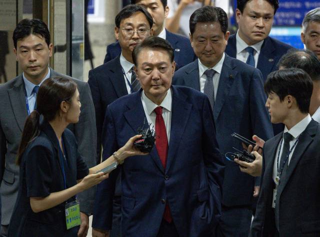 12·3 비상계엄과 관련해 특검의 수사를 받는 윤석열 전 대통령이 9일 서울 서초구 서울중앙지법에서 열린 구속 전 피의자 심문(영장실질심사)이 끝난 뒤 법원을 떠나고 있다. 연합뉴스