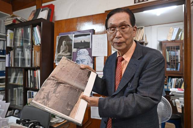 문명대 동국대 명예교수가 서울경제신문과 인터뷰를 하면서 2022년 출간한 ‘울산 반구대 암각화-생동하는 1만 년의 한국 역사’에 소개된 암각화에 대해 설명하고 있다. 조태형 기자