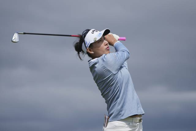 아이언 샷을 하고 있는 티띠꾼. 사진 제공=AP연합뉴스