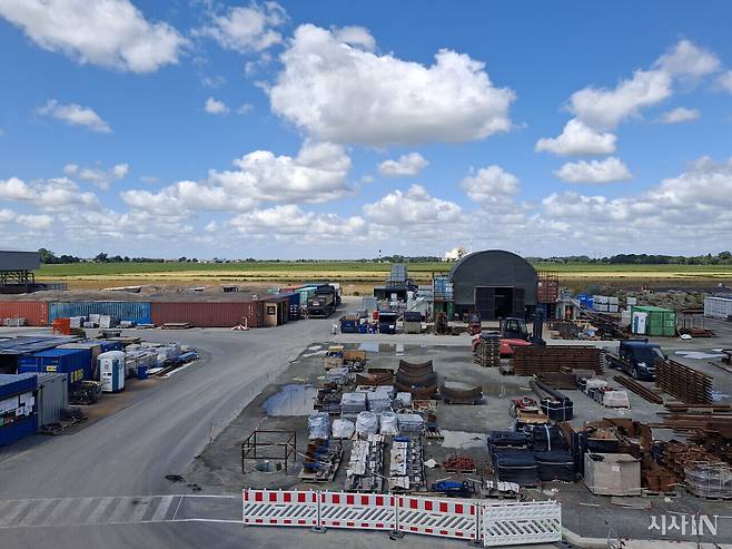 독일 북부 베벨스플레트시의 송전망 공사 현장. 남북을 700㎞ 길이로 잇는 독일 최대 규모 송전망 사업이 시작되는 곳이다. 멀리 보이는 둥그런 건물은 2022년 1월1일 폐쇄된 브록도르프 원전이다. ⓒ시사IN 이오성