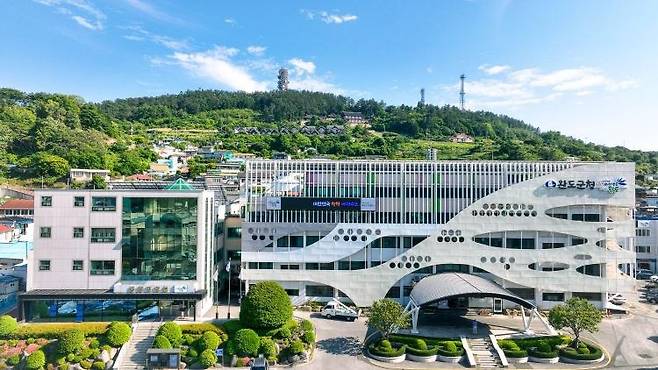 전남 완도군이 85억원짜리 유적지 관광 자원화 사업을 벌이면서 설계업체가 엉터리로 작성한 설계도를 제대로 검토하지 않아 공사기간이 길어지고 공사비가 증액된 사실이 드러났다. 이는 전남도의 완도군에 대한 정기종합감사에서 밝혀졌다. 완도군청 전경 ⓒ완도군