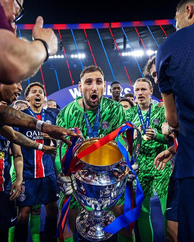 PSG  ‘슈퍼 골리’ 지안루이지 돈나룸마(가운데)가 5월 UEFA 챔피언스리그를 제패한 뒤 우승 트로피를 들어보이며 기뻐하고 있다. 사진출처｜PSG 페이스북