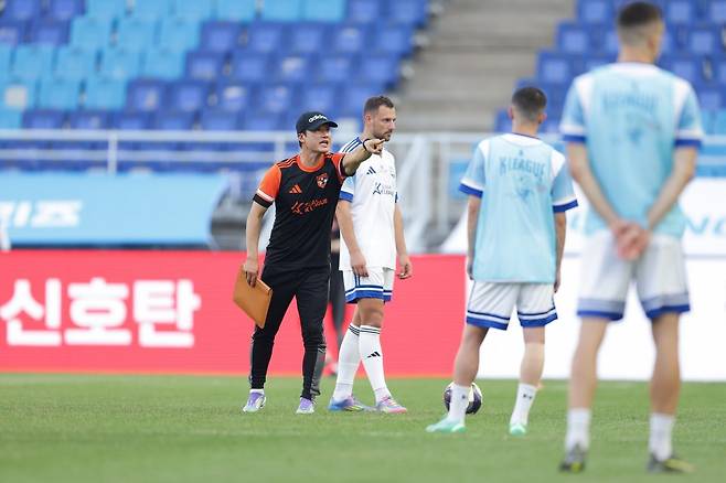 이정효 감독이 29일 수원월드컵경기장에서 진행된 팀 K리그 오픈 트레이닝에서 선수들에게 열성적으로 지시하고 있다. 사진제공｜한국프로축구연맹