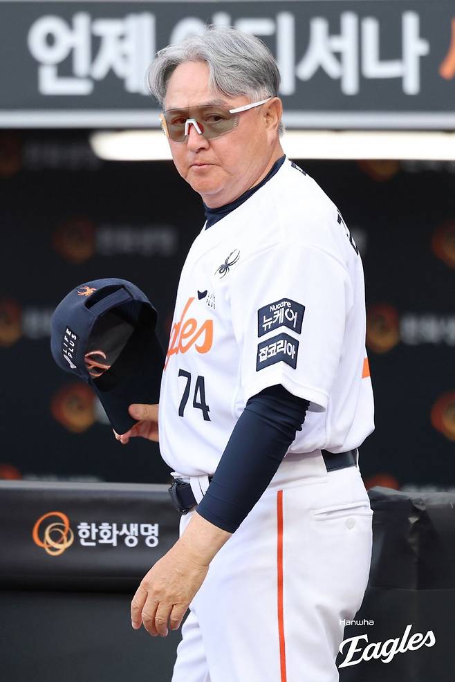 김경문 한화 감독은 31일 대전 삼성전에 앞서 1군 엔트리에서 말소된 포수 허인서와 직접 대화하며 격려를 아끼지 않았다. 그는 “아픔을 곱씹으며 노력하고 준비해야 스타가 된다”고 강조했다. 사진제공｜한화 이글스