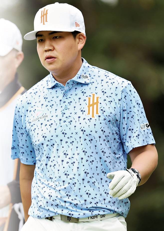 장유빈이 지난 3월 7일 LIV 골프 홍콩 대회 1라운드 5번 홀에서 티샷을 한 뒤 이동하고 있다. 게티이미지코리아