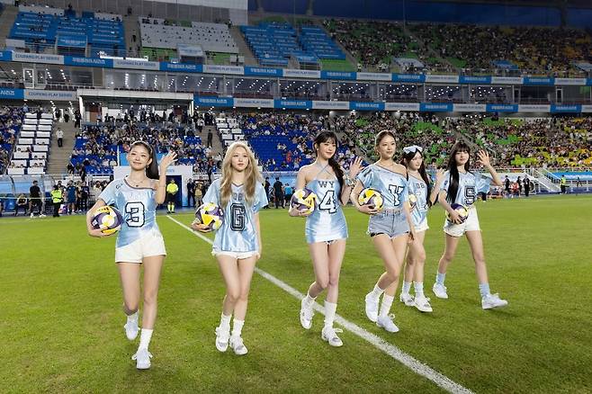 지난 30일 아이브의 ‘2025 쿠팡플레이 시리즈’ 시축 및 하프타임 공연 이후 장원영(왼쪽에서 세 번째)의 시축 의상에 대한 의견이 갈렸다. 쿠팡플레이 제공.